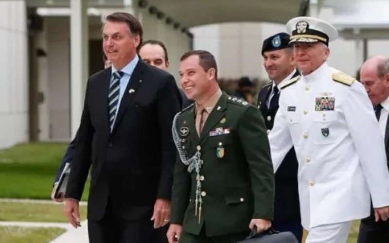 Bolsonaro com o tenente-coronel Mauro Cid (de farda verde)