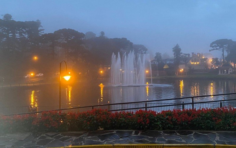 Lago Joaquina Rita Bier, em Gramado, em dia de neblina