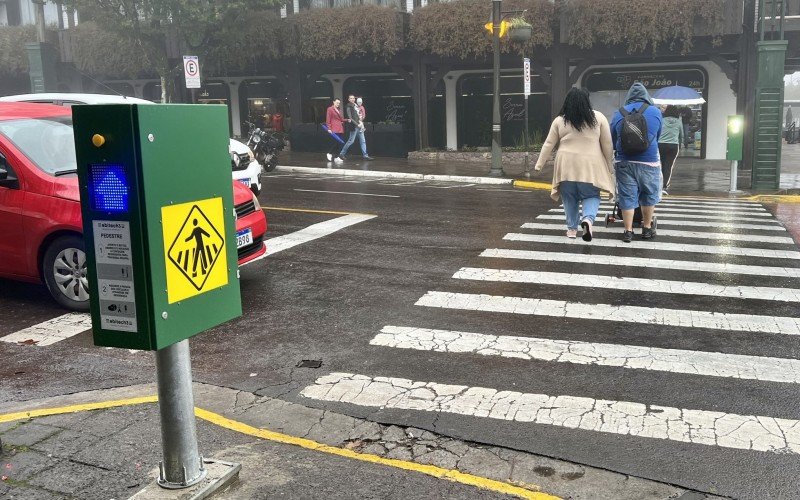 Iluminador de faixa de segurança é instalado no Centro de Gramado