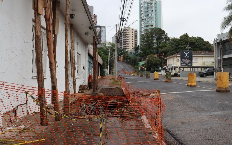 Infiltração na Rua Marcílio Dias fica embaixo de imóvel e obra é tida como complexa