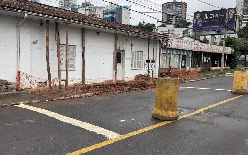 Infiltração na Rua Marcílio Dias fica embaixo de imóvel e obra é tida como complexa