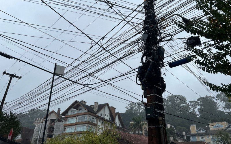 Situação dos postes da Rua Garibaldi em 2023