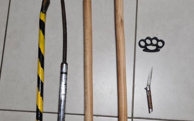 No veÃculo em que eles estavam no momento da abordagem foram apreendidas duas barras de ferro, dois tacos de madeira, uma soqueira e um canivete