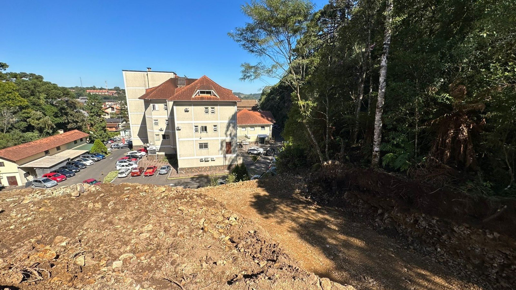 Estacionamento do Hospital Arcanjo São Miguel em Gramado é ampliado