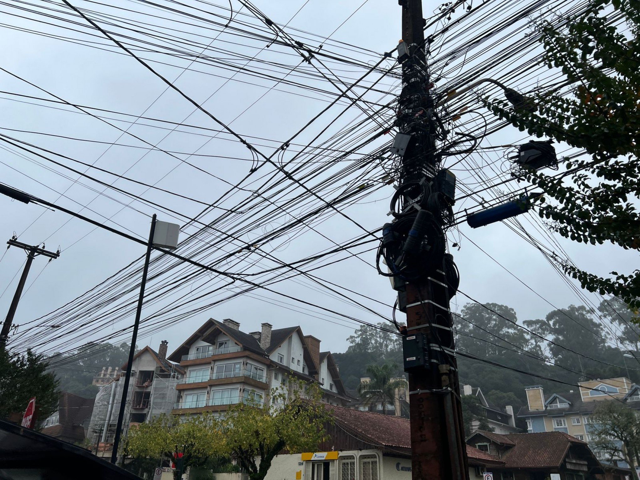 Limpeza de fios em postes em rua da área central de Gramado será realizada