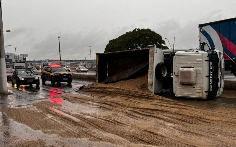 Caminhão de areia tomba na lateral da BR-116 e causa engarrafamentos em São Leopoldo