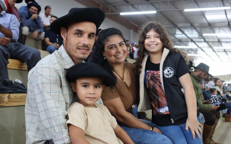 Maicon e Jéssica Dalathea com os filhos Ricardo e Sophia