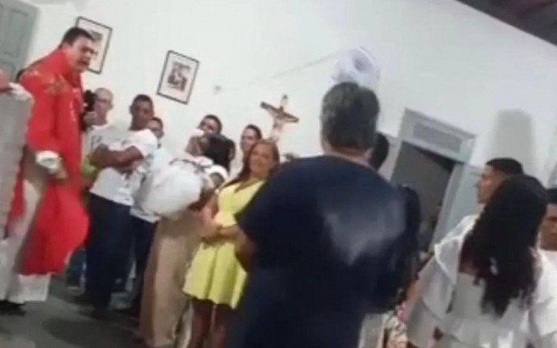 Padre se irrita com esquecimento de padrinho e o expulsa de batismo
