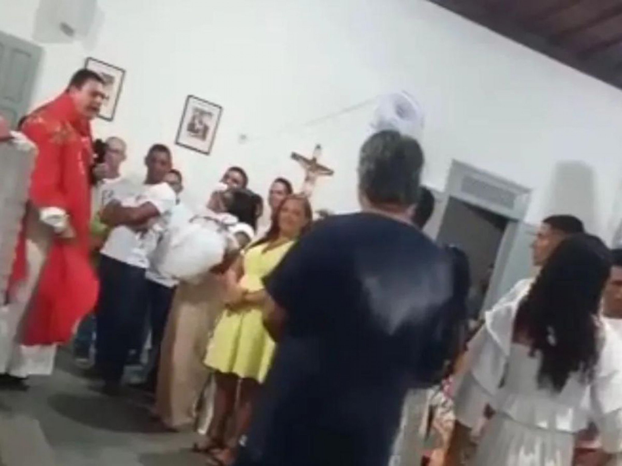 Padrinho esquece nome de afilhada e padre o expulsa de cerimônia de batismo
