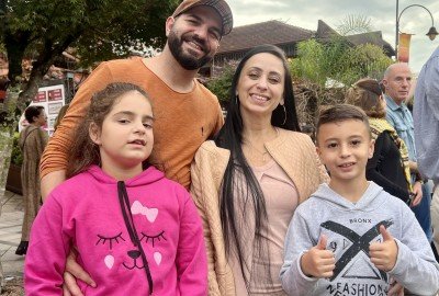 Família Perfeito curtindo o Desfile de Carretas, uma das atrações da Festa da Colônia de Gramado