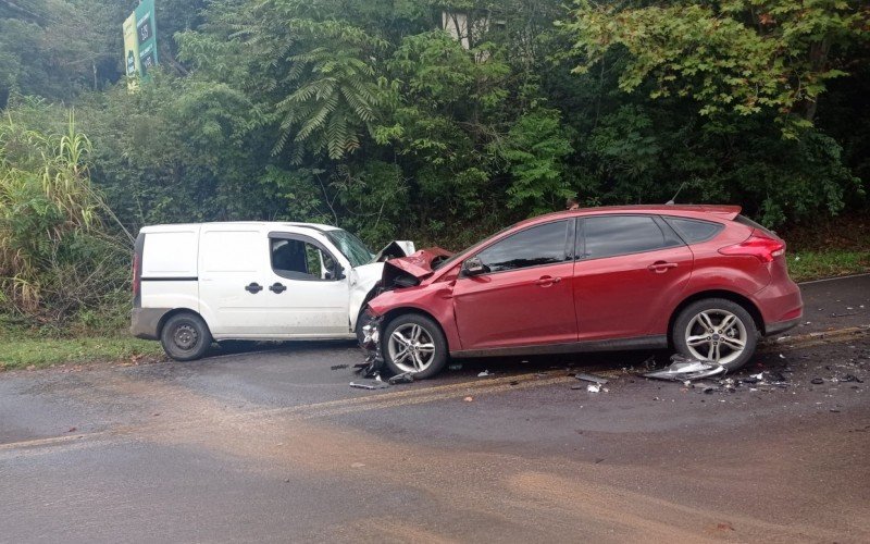 Motoristas ficam feridos em acidente de trânsito na BR-116