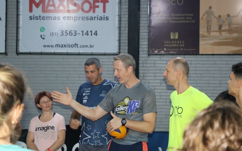 Dante e Gustavo Endres ministram oficina de vÃ´lei em Novo Hamburgo
