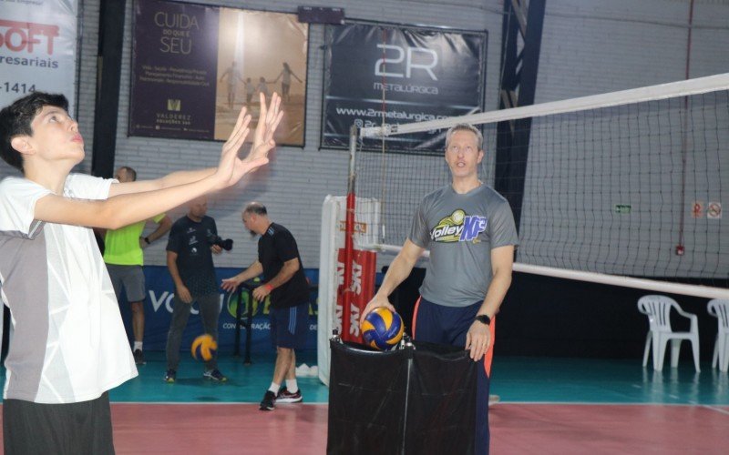 Dante e Gustavo Endres ministram oficina de vÃ´lei em Novo Hamburgo