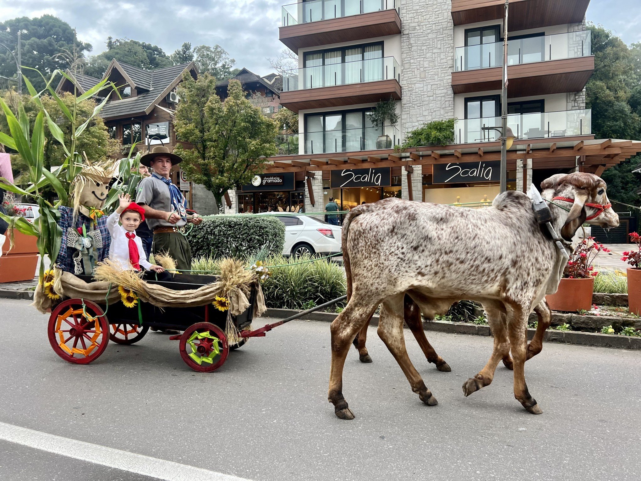 Belezas, tradições e costumes do interior são apresentados em desfile no Centro de Gramado