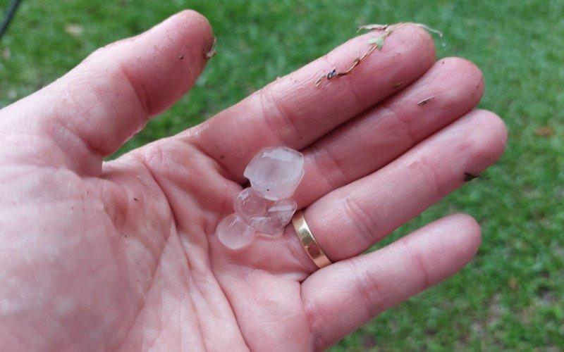 Chuva de granizo após máxima de 28°C em Campo Bom