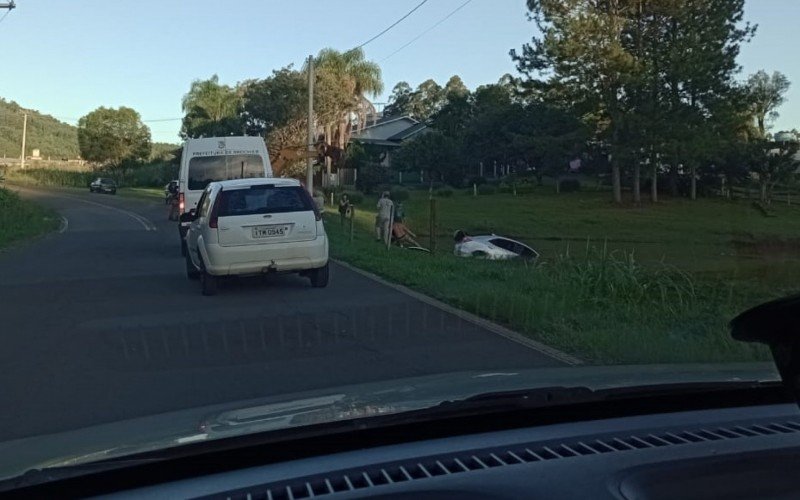 Motorista foi resgatada por populares