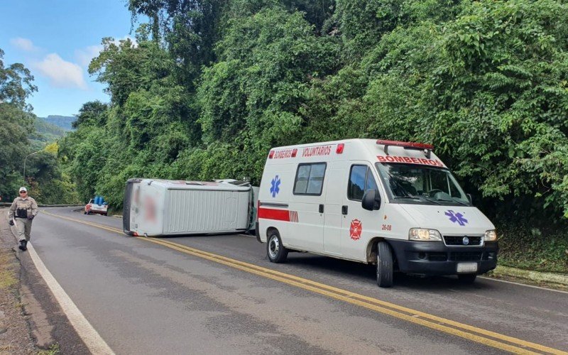 Van bate em paredão, tomba na BR-116 e deixa trânsito em meia pista