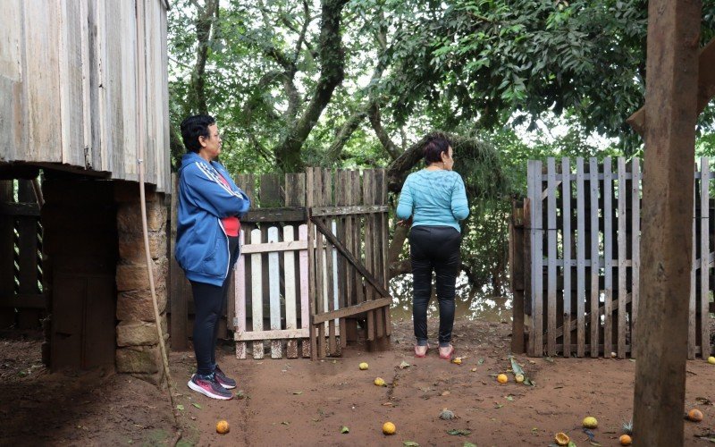 Teresinha e a filha Isabel observam o nível do Rio dos Sinos do pátio da casa