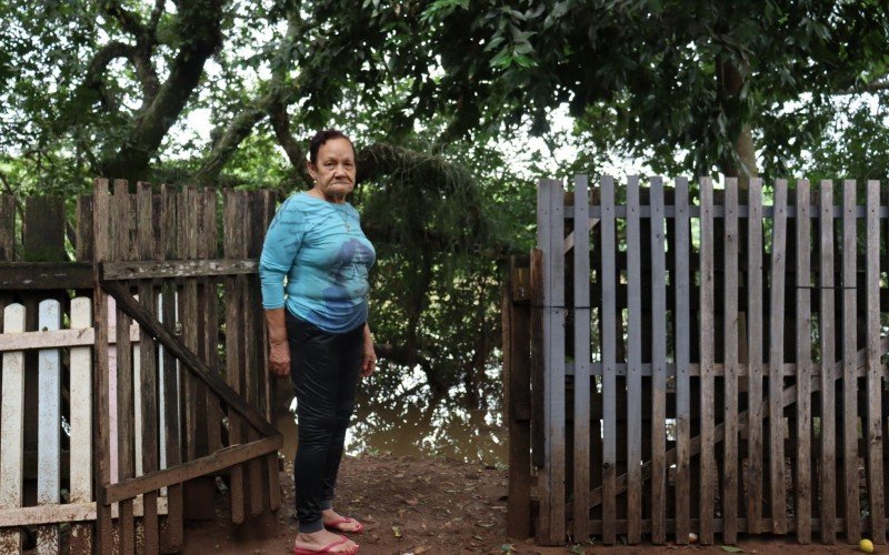 Teresinha no pátio da casa