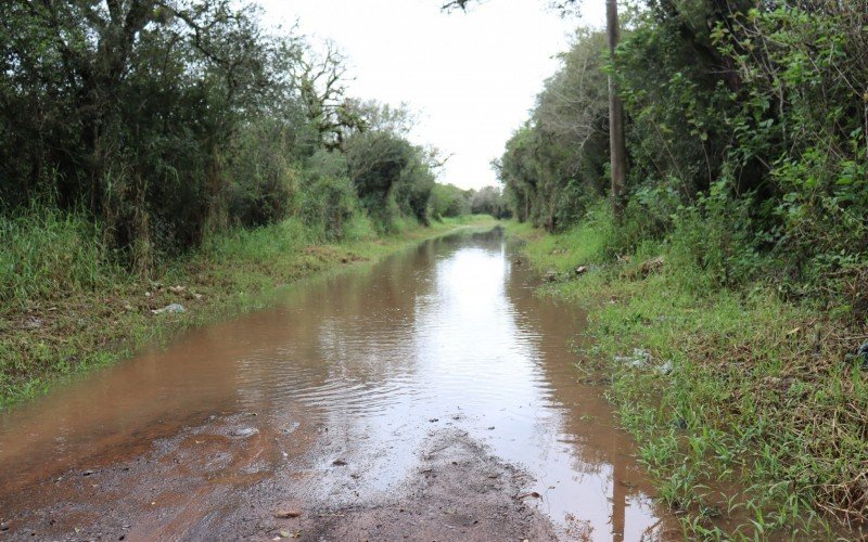 Estrada que dá acesso a Prainha está com água na via