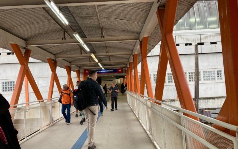 EstaÃ§Ã£o Trensurb Novo Hamburgo com portas abertas 