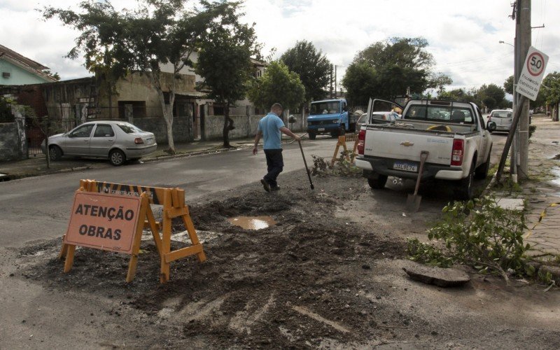 Obras no esgoto causaram problemas no asfalto