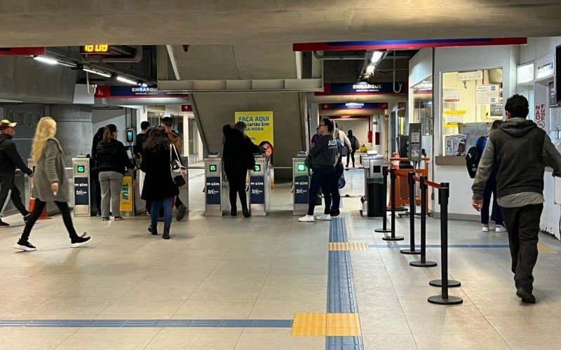 Movimento da Estação Novo Hamburgo no fim da tarde