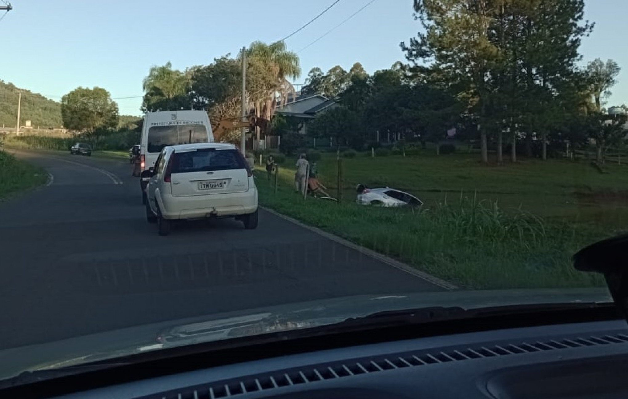 Motorista é resgatada por moradores após cair de carro em açude