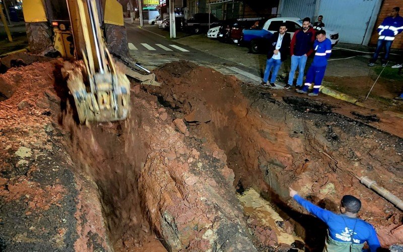 Equipes trabalham no conserto da adutora da Avenida Imperatriz Leopoldina