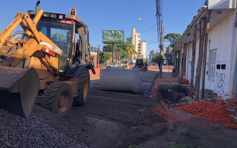 Obra na Rua Marcílio Dias abre nova rede de escoamento de água pluvial