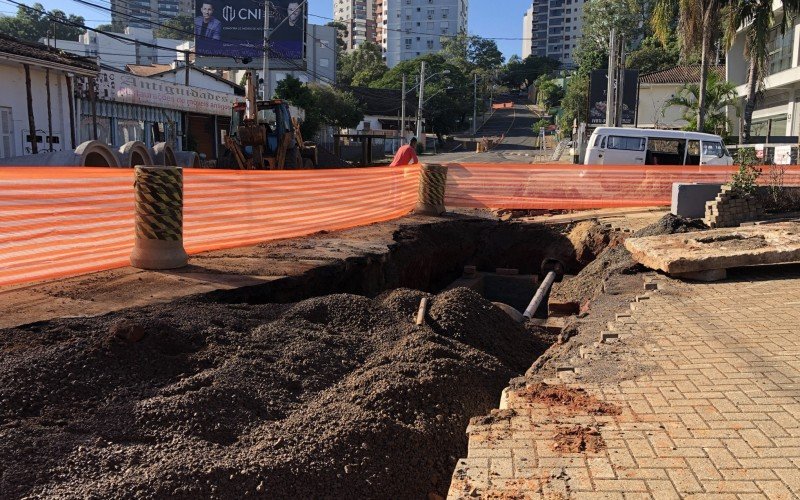 Obra na Rua Marcílio Dias abre nova rede de escoamento de água pluvial