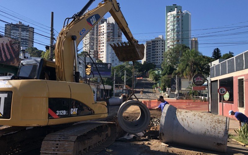 Obra na Rua Marcílio Dias abre nova rede de escoamento de água pluvial