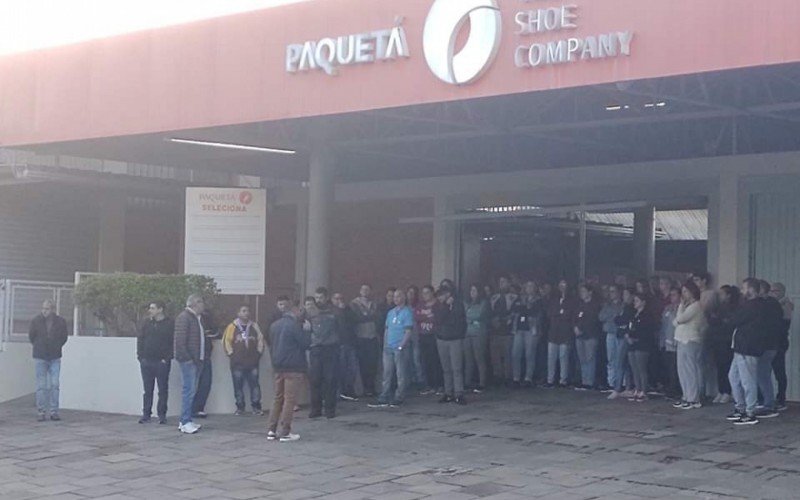 Colaboradores da Paquetá fizeram uma manifestação na frente da empresa na manhã desta terça-feira