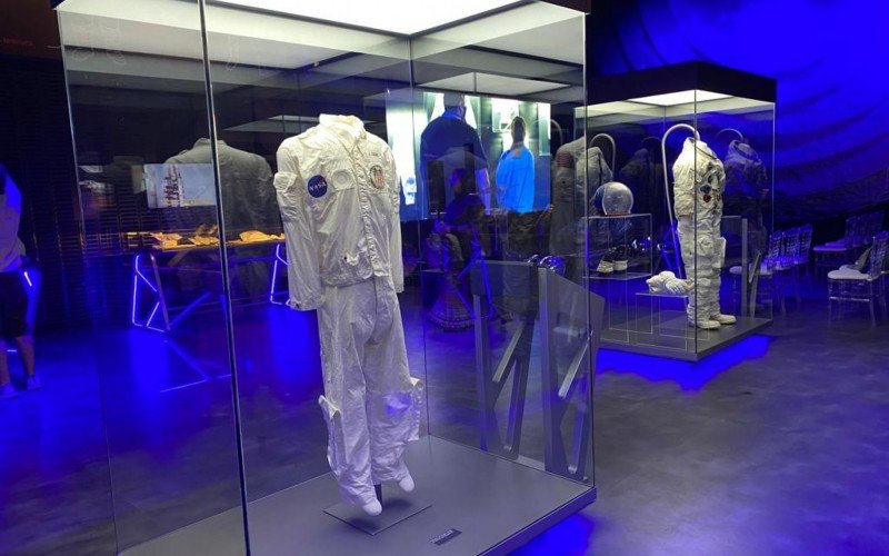 Trajes espaciais, capacetes, luvas, alimentos enlatados e atÃ© moedas de dÃ³lar de boa sorte fazem parte do acerto em exposiÃ§Ã£o 