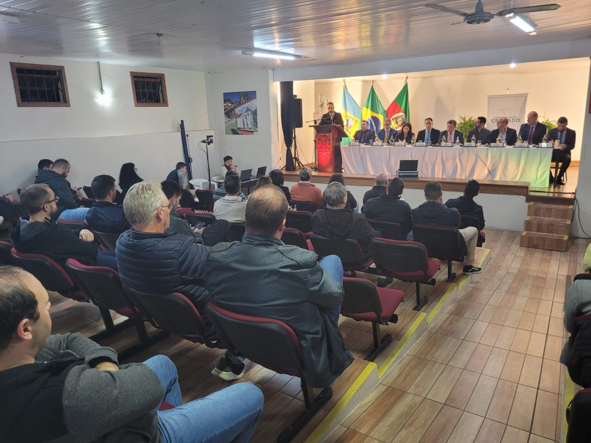 Em sessão descentralizada no bairro Várzea Grande, Câmara de Gramado entrega homenagem