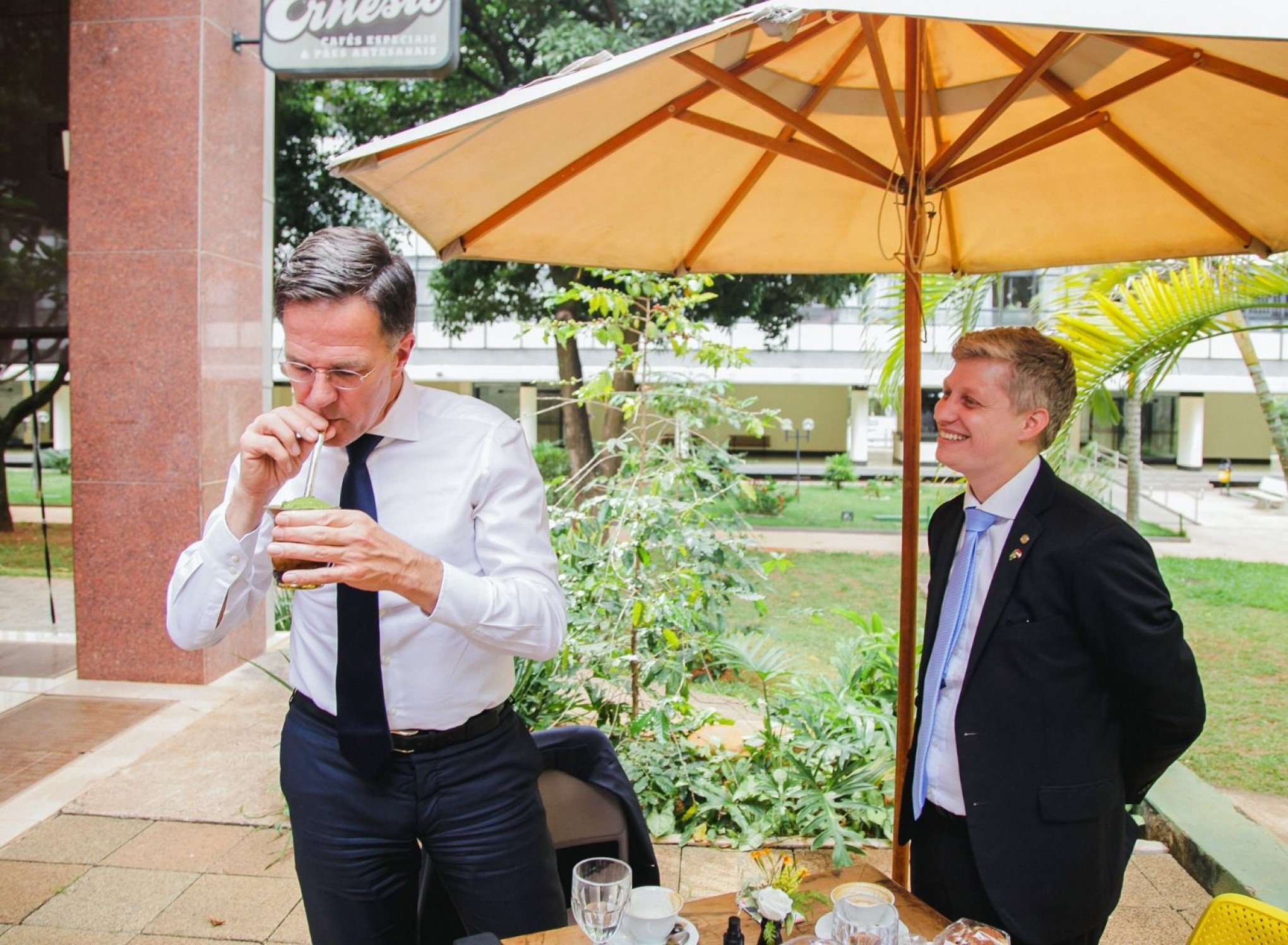 Primeiro-ministro holandês experimenta o tradicional chimarrão; saiba se aprovou ou não