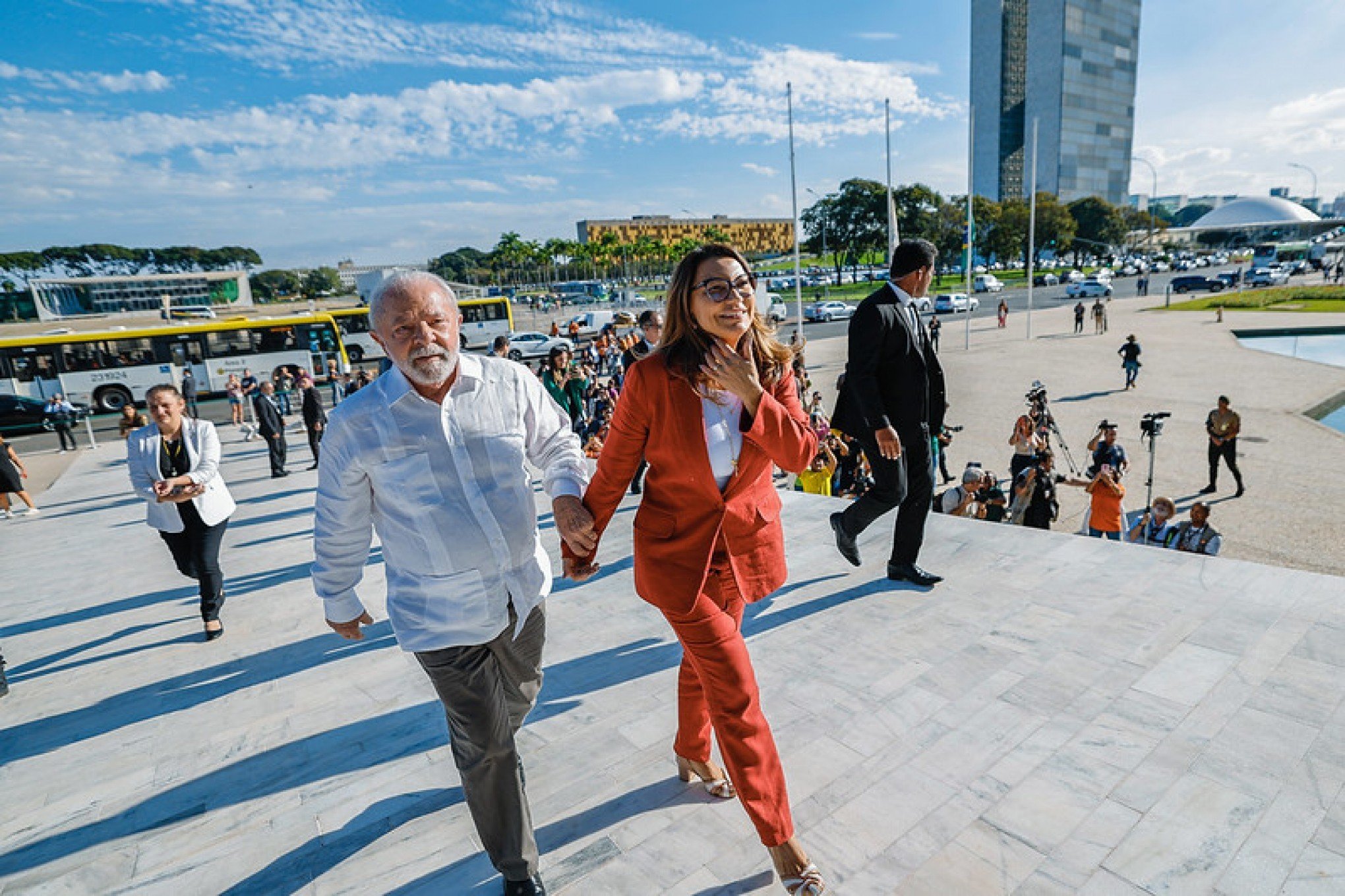 Lula desce rampa do Planalto e defende prédios públicos sem grades: "Democracia não exige muros"