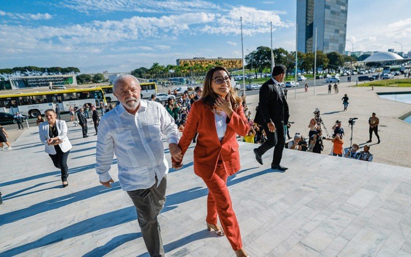 Lula acompanhado de Janda na rampa do Palácio do Planalto após retirada de grades na tarde desta quarta-feira (10)