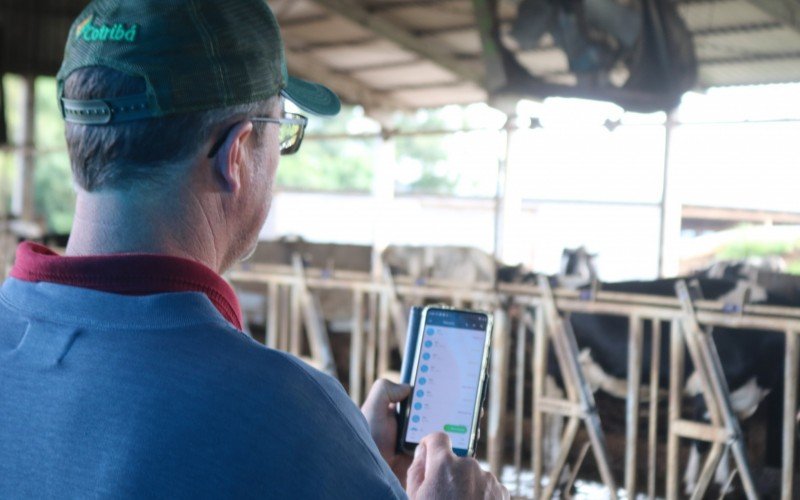 Gediel Griebeler controla o manejo do rebanho com apoio de dados fornecidos pelo sistema Cowmed | abc+