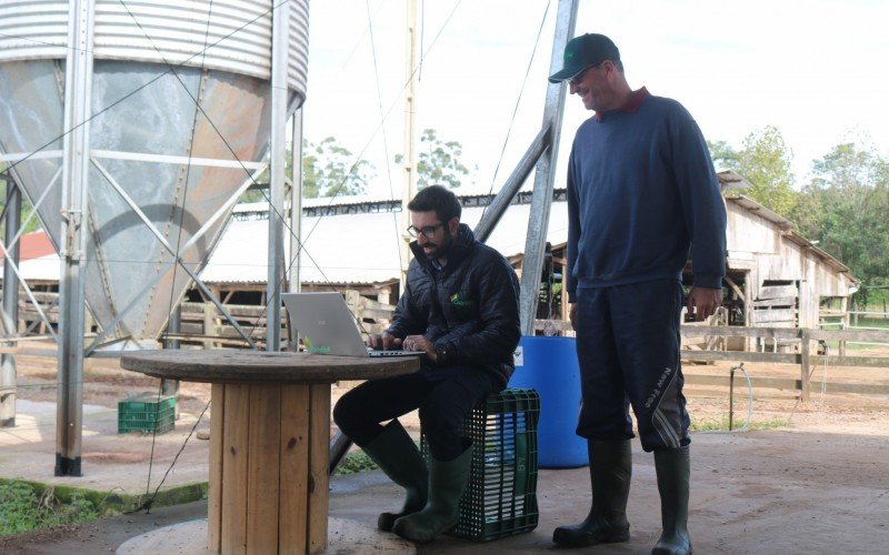 Visita de Mânica, da Cotribá, a  propriedade de Griebeler, em Montenegro, onde é utilizado o colar da Cowmed nas vacas | Jornal NH