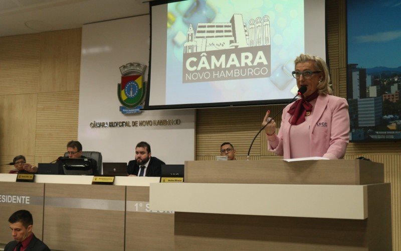 Presidente da Liga, Regina Dau, discursou na tribuna