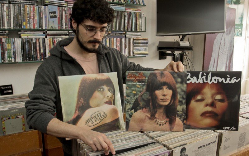 César trabalha com o pai na Prisma Discos