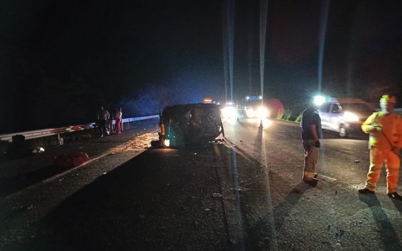 Quatro pessoas ficam feridas e carro fica destruído em acidente na free way
