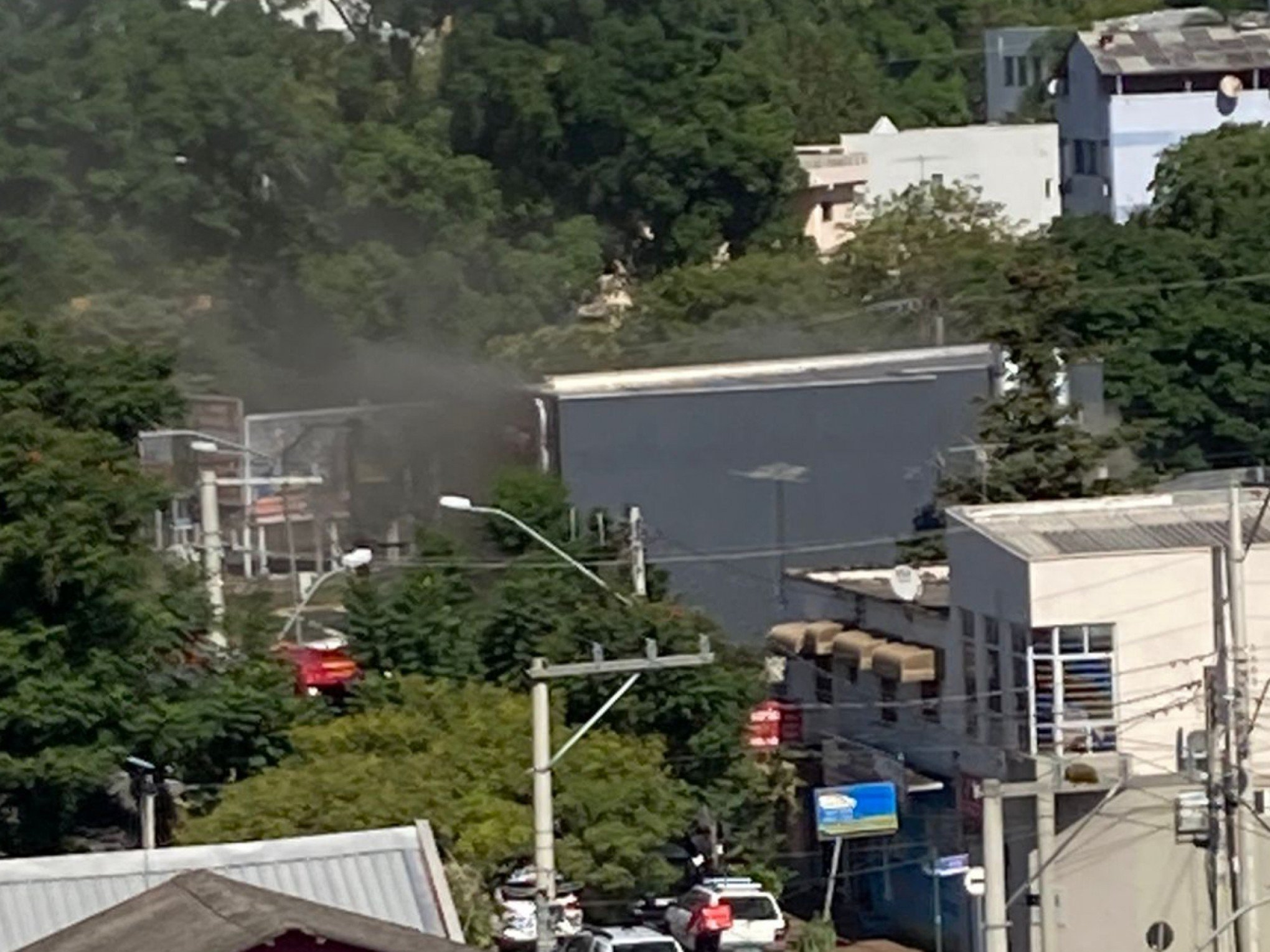 Curto-circuito e fumaça: Loja de frangos fecha após pane elétrica na área central de Novo Hamburgo