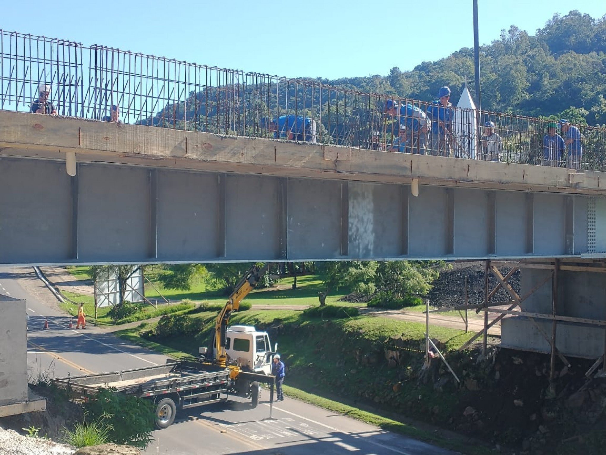 Obras para construção de viaduto na RS-115 causam novo bloqueio no trânsito em Gramado