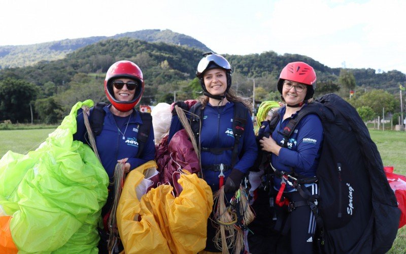 Rejane, Tatiane e Fabiane se desafiam no paraglider