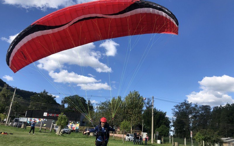 Fabiane com seu parapente 