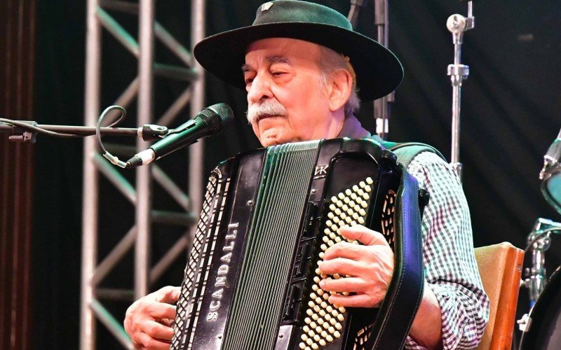 Corpo de Luiz Carlos Borges é velado no Theatro São Pedro, em Porto Alegre