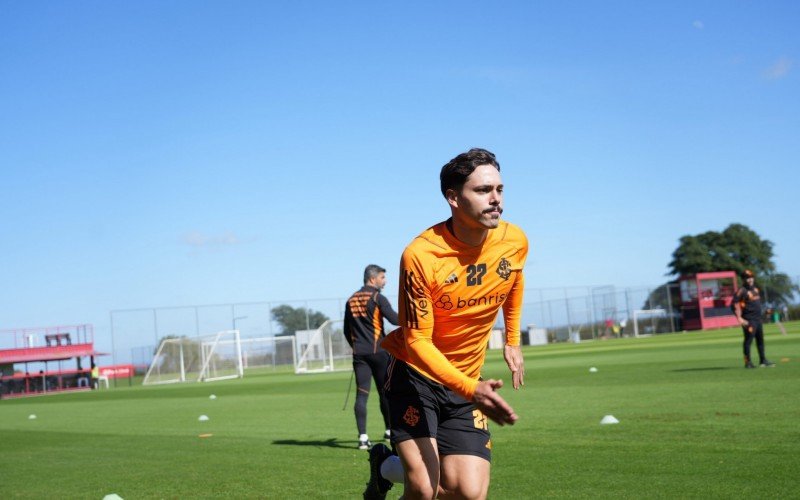 Mauricio treina e deve voltar ao time