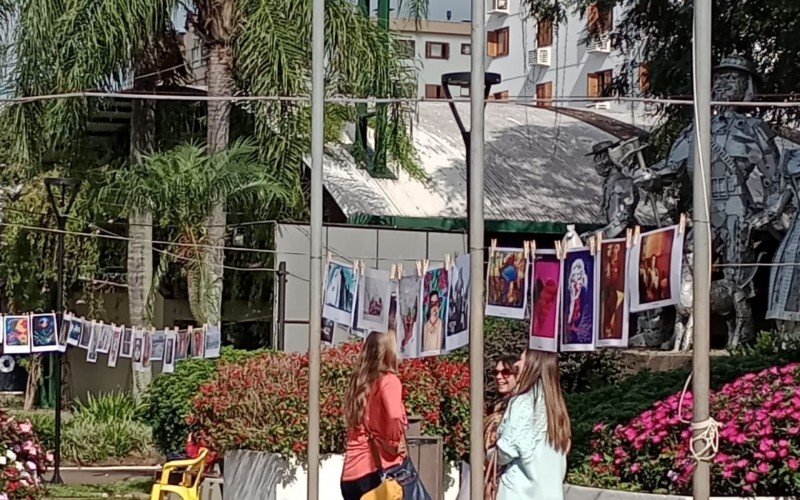 Mesa de Arte na PraÃ§a em Dois IrmÃ£os 